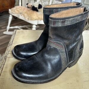 Size 81/2 dark blue looks almost black bed Stu boots used with lotsa life left
